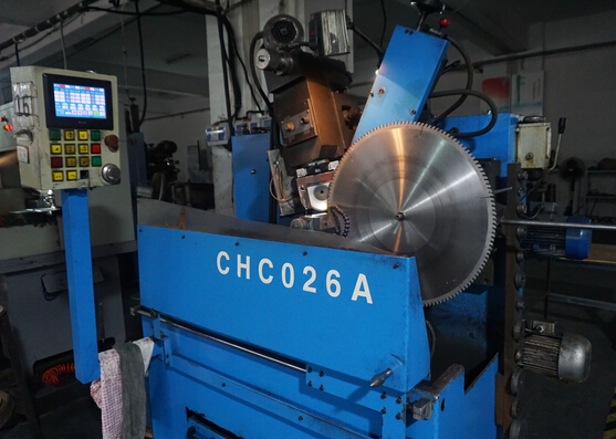 彩运网生產(chǎn)車間-磨齒機(jī)